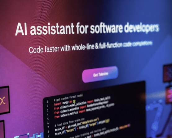 AI assistant supporting software developers with code on screen